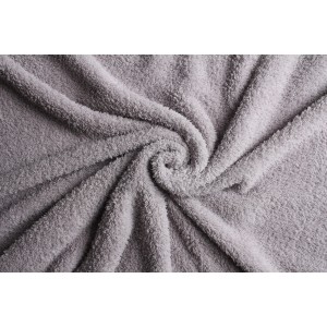 Miękki, szary koc t.b.t., ułożony spiralnie.