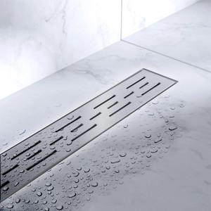 Elegancki, długi odpływ liniowy t.b.t. ze stali nierdzewnej z kroplami wody na jasnym marmurze.