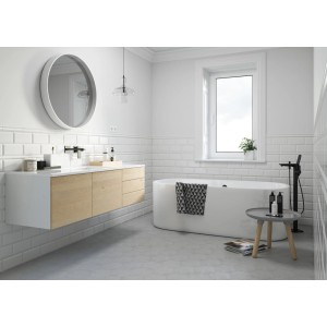 Nowoczesna łazienka z białymi dekorami ściennymi i szafką pod umywalkę z drewnianym frontem.