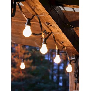 Dekoracyjny łańcuch świetlny z ciepłymi białymi żarówkami do użytku zewnętrznego.