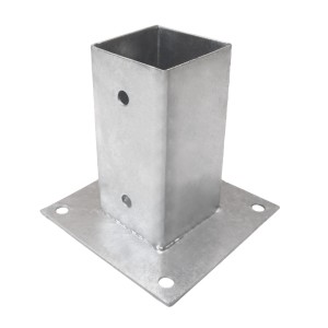 Ocynkowana podpora słupka ogrodzeniowego z kwadratową płytą podstawy i otworami montażowymi.