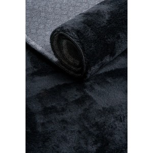 Zwinięty czarny dywan shaggy z antypoślizgowym spodem.