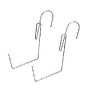 Dwa srebrne uchwyty do skrzynki balkonowej.