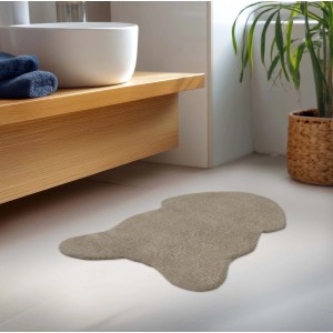 Beżowy dywan z długim włosiem (t.b.t.) w łazience przed umywalką i rośliną.