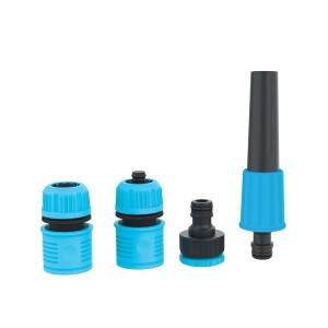 Zestaw różnych złączek do zraszaczy t.b.t. w kolorze niebieskim i czarnym.