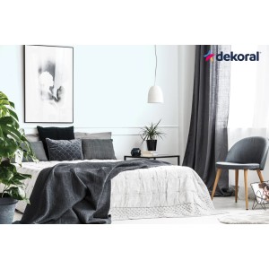 Sypialnia z jasnoniebieską farbą do ścian t.b.t.