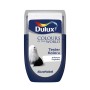 Tester koloru Dulux „Polarna mgiełka“: Wałek do malowania ścian w kolorze niebiesko-białym.