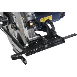 Zbliżenie ręcznej pilarki tarczowej. Precyzyjne cięcia z t.b.t.