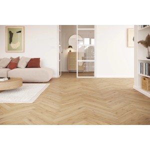 Jasny salon z płytkami podłogowymi t.b.t. imitującymi drewno, ułożonymi w jodełkę.