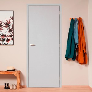 Szare drzwi wewnętrzne t.b.t. w aranżacji wnętrza z garderobą i dekoracjami.