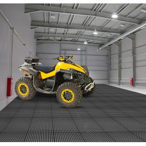 Czarne płytki podestowe t.b.t. z żółtym quadem w magazynie.