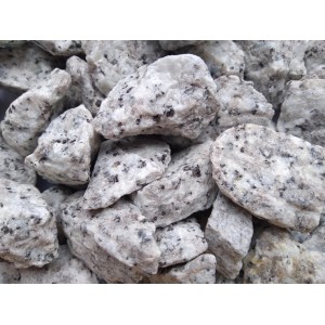 Zbliżenie na biały żwir ozdobny z czarnymi plamkami.