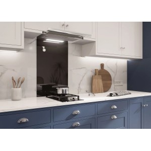 Czarny panel kuchenny t.b.t. za płytą grzewczą w nowoczesnej kuchni.