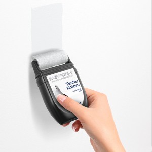 Ręka maluje ścianę wałkiem do farby t.b.t. na biało. Wałek do malowania farbami ściennymi.