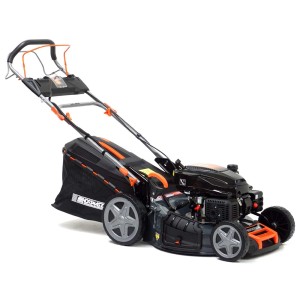 Czarna kosiarka spalinowa t.b.t. z koszem na trawę do prac ogrodowych.