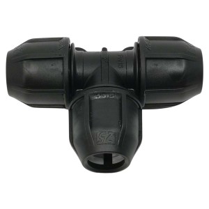 Czarny trójnik do nawadniania podziemnego.