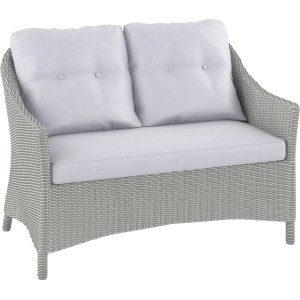 Szary zestaw mebli ogrodowych z dwoma miejscami siedzącymi i jasnymi poduszkami.