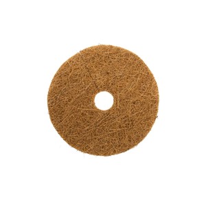 Okrągła, brązowa mata kokosowa dla roślin z otworem w środku. Pomoc ogrodnicza.