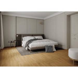 Jasna sypialnia z drewnopodobnymi płytkami podłogowymi. Płytki podłogowe z kategorii Płytki podłogowe.