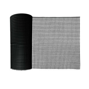 Czarna siatka ogrodzeniowa t.b.t. w rolce, do użytku w ogrodzie.