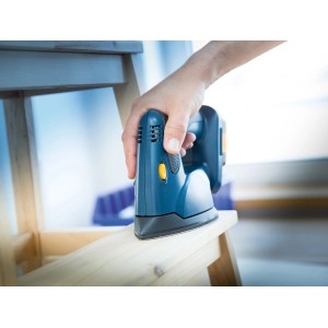 Szlifierka trójkątna LUX Comfort z papierem ściernym K120 szlifuje drewno.