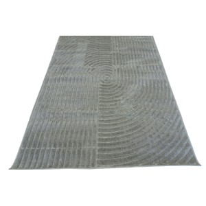 Szary dywan z krótkim włosiem t.b.t. z nowoczesnym, geometrycznym wzorem.