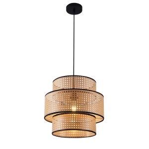 Lampa wisząca z trzema elementami klosza z rattanu dla przytulnej atmosfery.