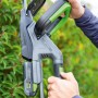 Akumulatorowe nożyce do żywopłotu LUX A-HS-20/52 z akumulatorem i ładowarką w akcji.