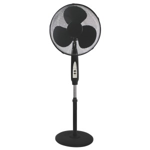 Czarny wentylator stojący dla przyjemnego powiewu w pomieszczeniu.