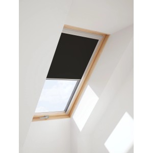 Czarna roleta na oknie dachowym do zaciemniania.