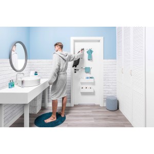 Łazienka z panelami ściennymi t.b.t, umywalką, lustrem i szlafrokiem.