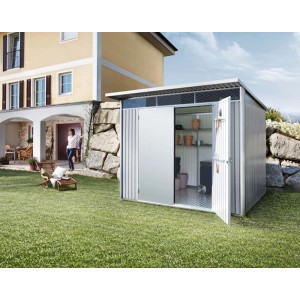 Metalowy domek narzędziowy z otwartymi drzwiami w ogrodzie. Kategoria: Metalowe domki narzędziowe.