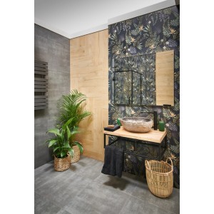 Łazienka z dekorami i listwami, umywalka z kamienną umywalką, rośliny i dekoracje.