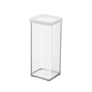 Przezroczysty pojemnik na żywność t.b.t. z białą pokrywką.