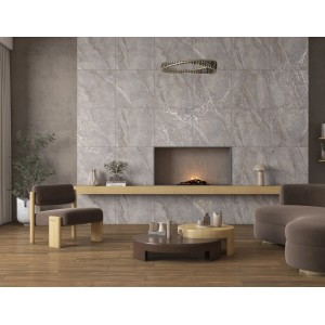 Salon z szarymi płytkami podłogowymi t.b.t. i kominkiem.