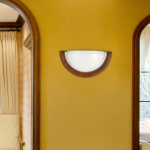 Półokrągła lampa ścienna t.b.t. Plafony z drewnianą ramą na żółtej ścianie.