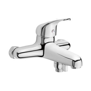 Błyszcząca chromowana bateria wannowa do montażu na ścianie.