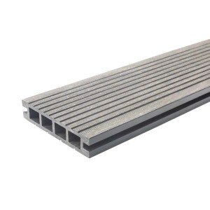 Szczegół szarej deski tarasowej t.b.t. z rowkowaną powierzchnią.