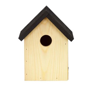 Drewniany karmnik dla ptaków z czarnym dachem i okrągłym otworem wejściowym. Idealny dla ptaków ogrodowych.