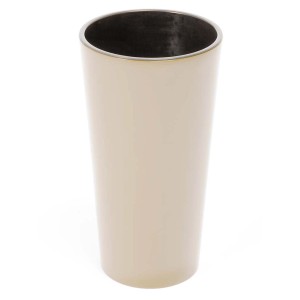 Beżowa osłonka t.b.t. do wnętrz, prosty design.