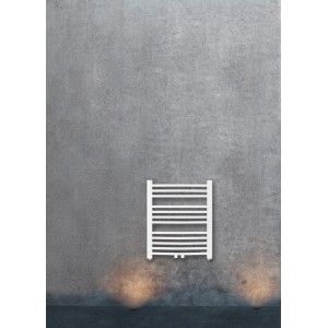 Biały grzejnik t.b.t. na szarej ścianie. Grzejnik łazienkowy z poziomymi rurami grzewczymi.