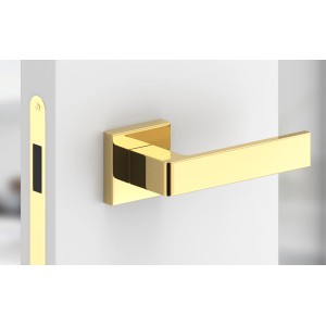 Złota klamka do drzwi o kwadratowym designie do drzwi wewnętrznych.