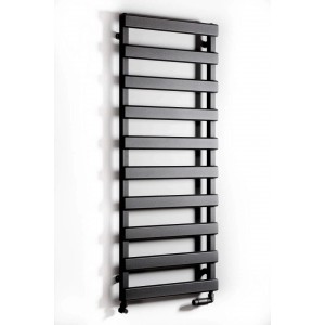 Czarny grzejnik t.b.t. z poziomymi szczeblami na białej ścianie.