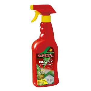 Czerwona butelka ze spryskiwaczem do usuwania alg i mchu.