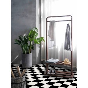 Czarno-biała podłoga PCV w szachownicę t.b.t. w nowocześnie urządzonym pokoju.