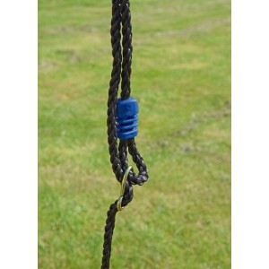 Zbliżenie czarnego zawieszenia linowego z niebieskim stoperem na plac zabaw.