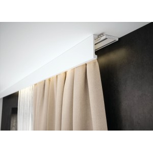 Biały karnisz t.b.t. z beżowymi zasłonami na suficie.