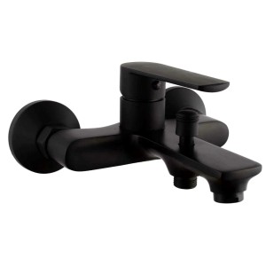 Czarna bateria wannowa t.b.t. do montażu na ścianie.