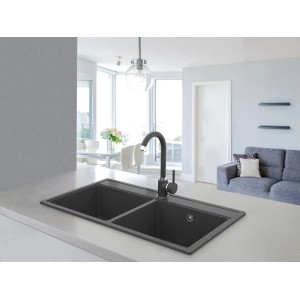 Czarny zlewozmywak granitowy t.b.t. z baterią w nowoczesnej kuchni.