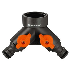 Rozdzielacz Y Gardena z 2 kranami do podłączenia węża ogrodowego.